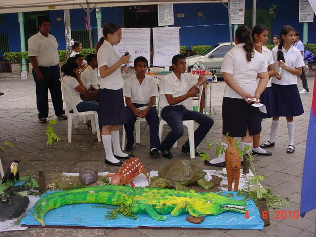 Estudiantes exponen sobre el medio ambiente